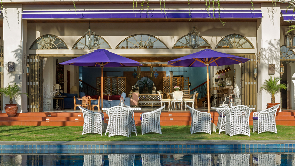 Sayang d'Amour - Poolside dining